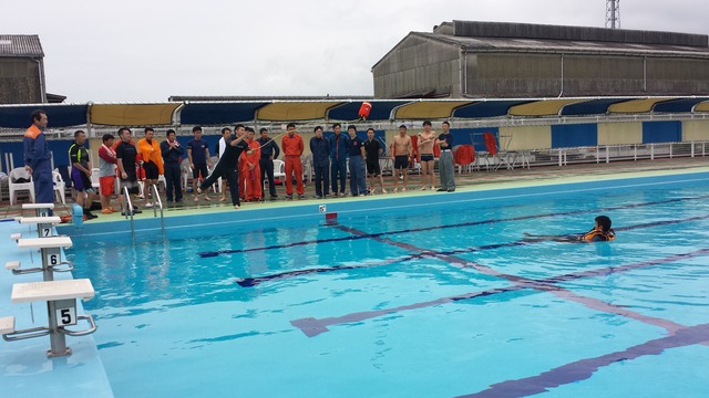 岸から溺者が近い場合はロープ等を投げます