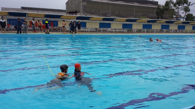 入水し救出する