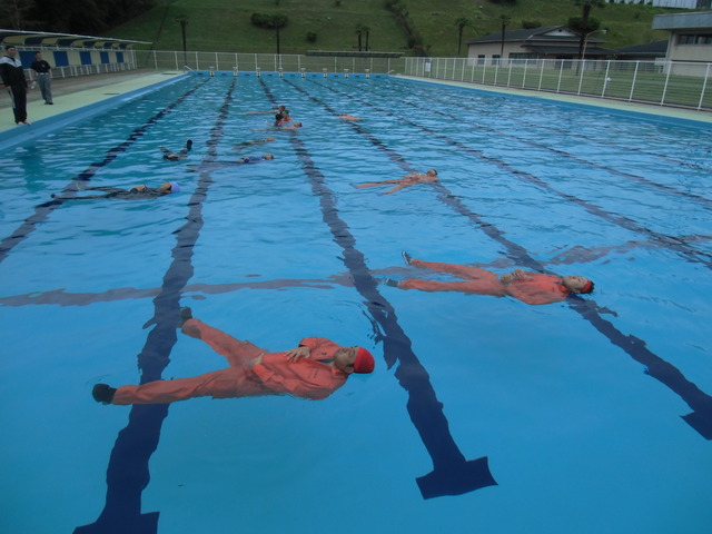 全員で浮いて助けを待つ