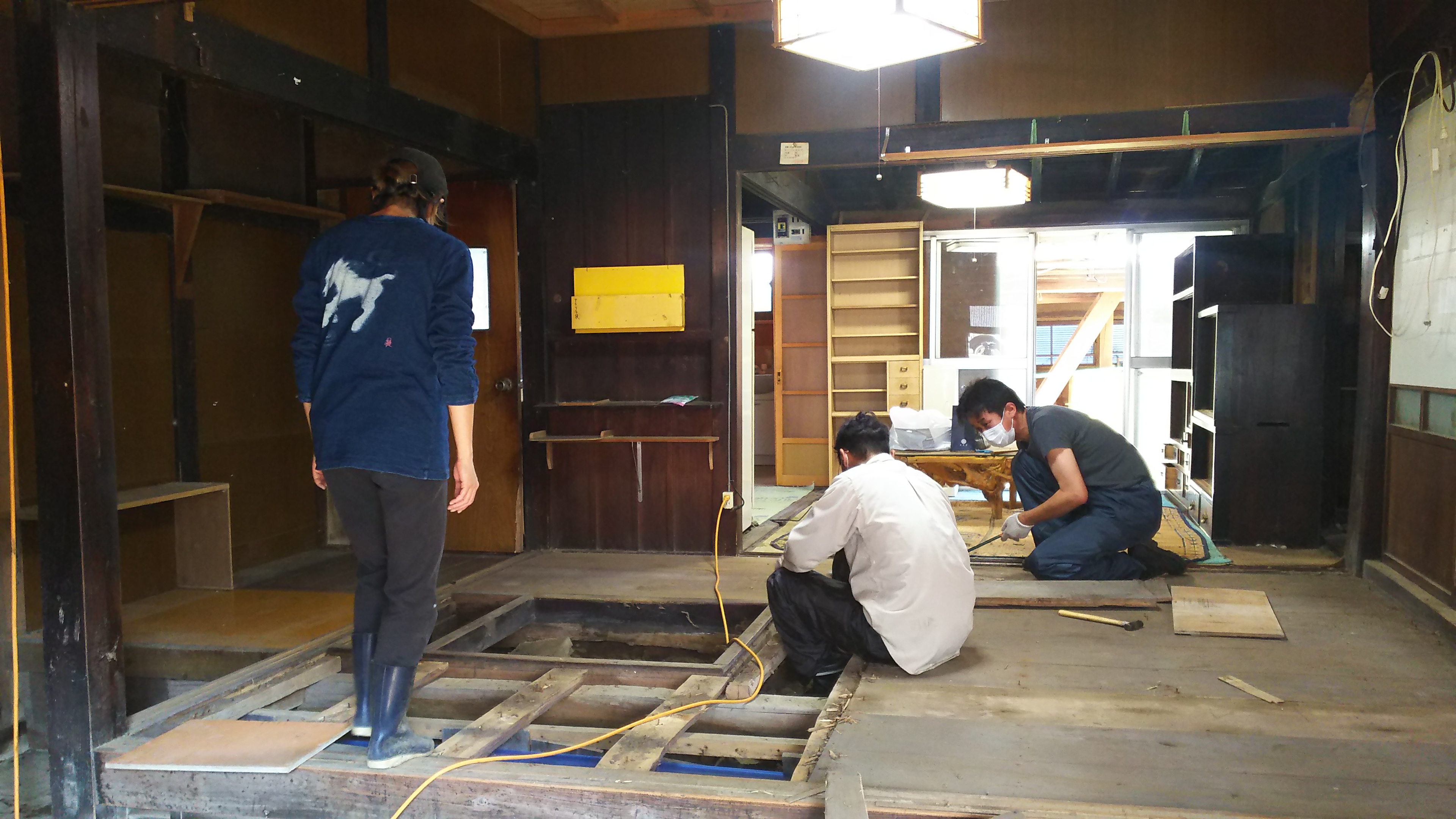床剥がし作業（3人）