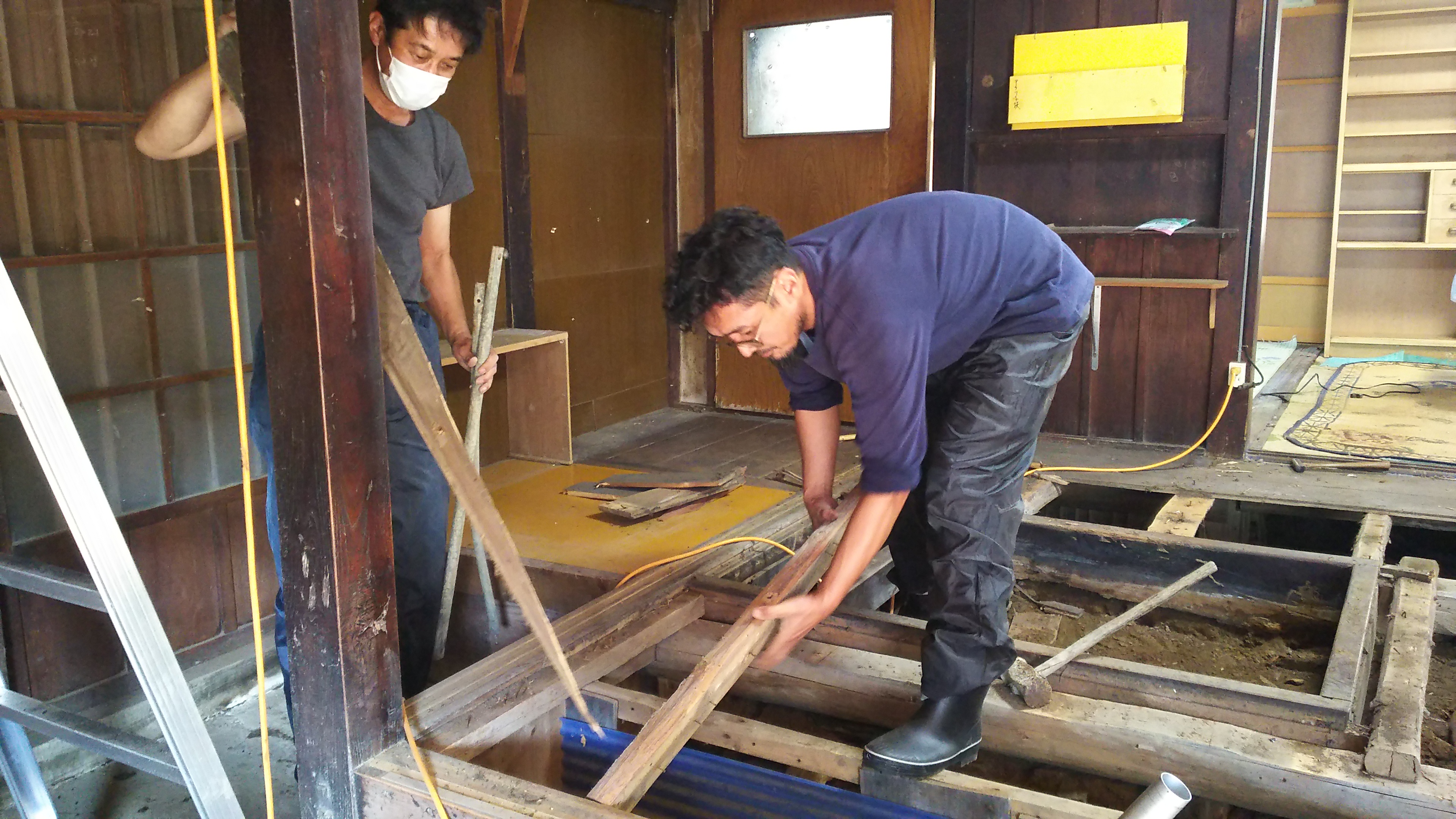 床剥がし作業（横軸外し）