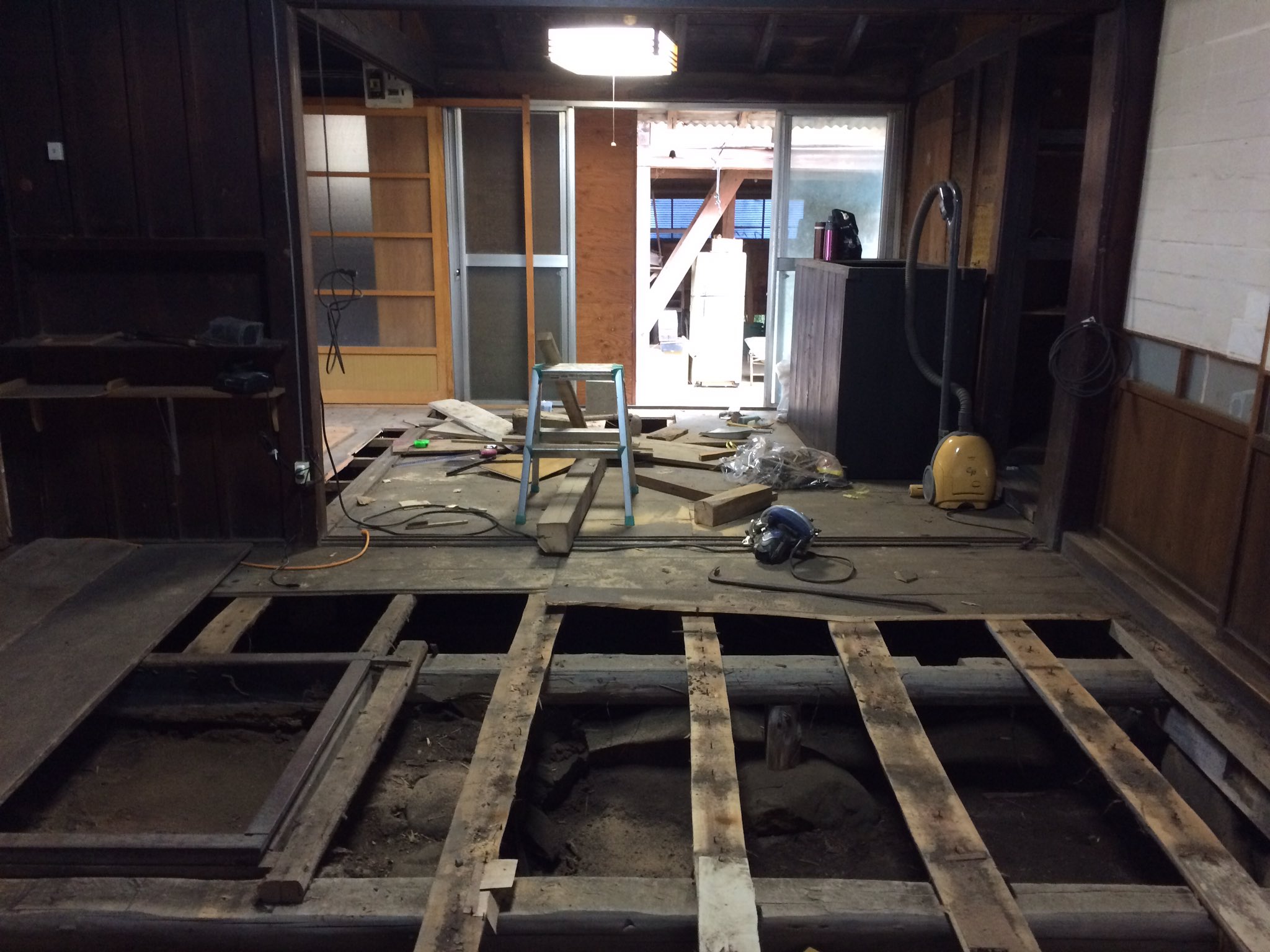 剥がし途中の床２