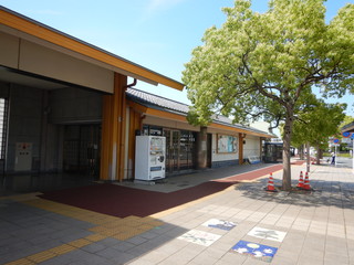 駅西口前